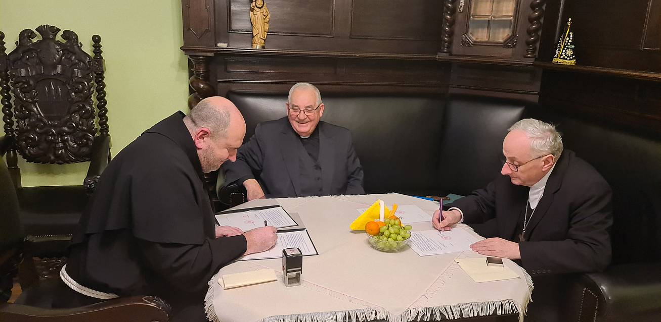 Grafika Podpisanie umowy z biskupem
